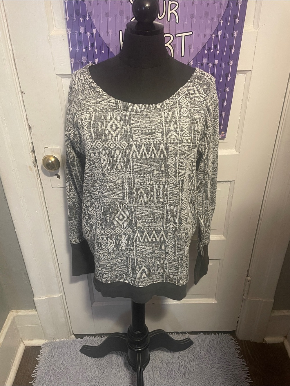 Women's Gray Patterned Scoop Neck Sweater - Casual Crew Style